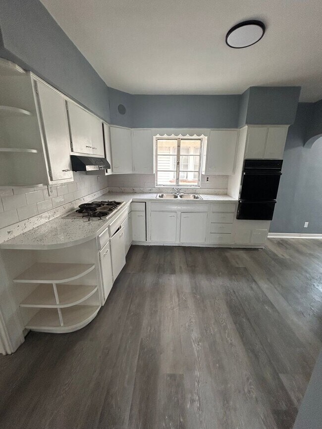Building Photo - SECTION 8 READY!!