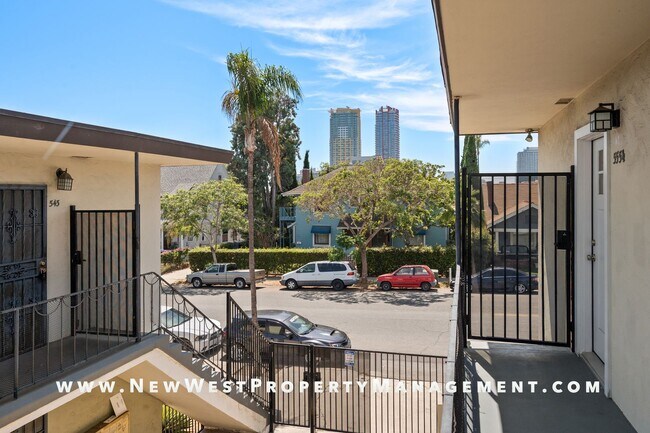 Foto del edificio - Upgraded top floor Sherman Heights 1-bedroom, available now!