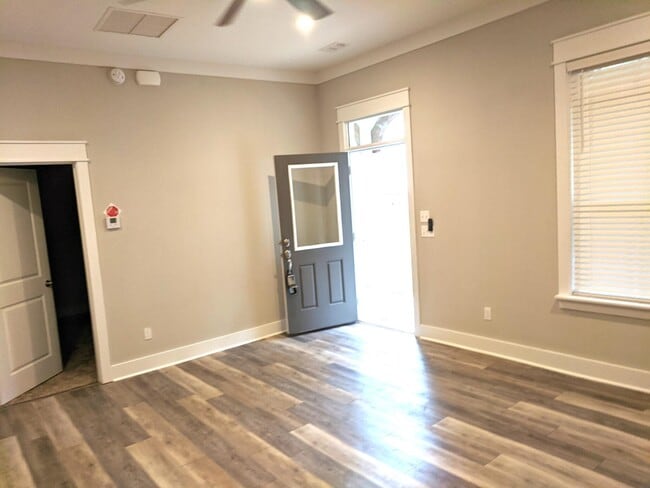 Building Photo - 517 Glenview Dr