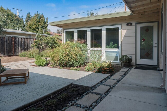 Building Photo - Perfect cozy home, fully furnished down to...