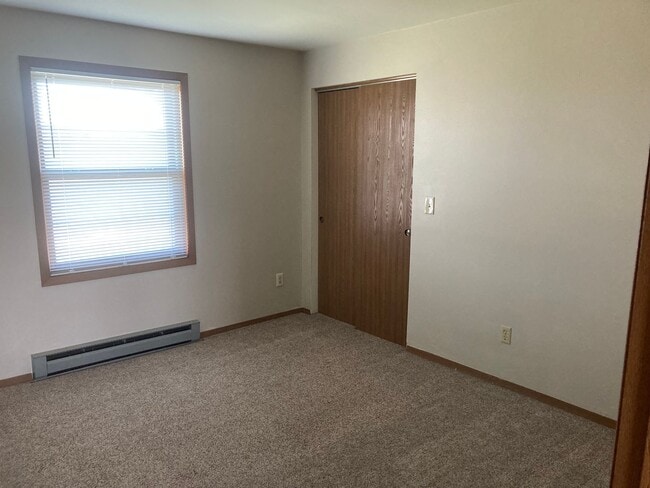 Building Photo - 2 Bedroom 1 Bath apartment on upper level