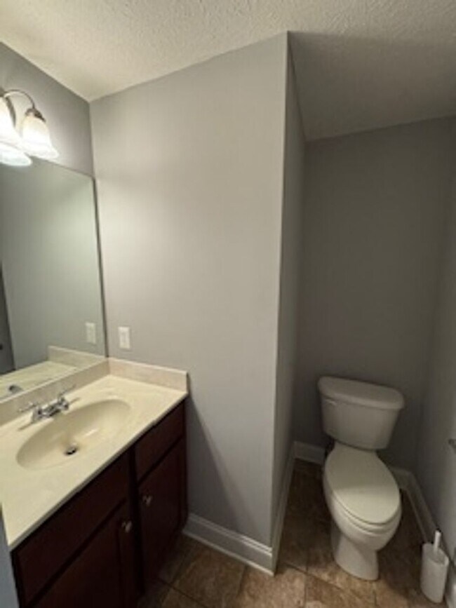 Building Photo - Spacious 3 Bedroom 3.5 Bathroom