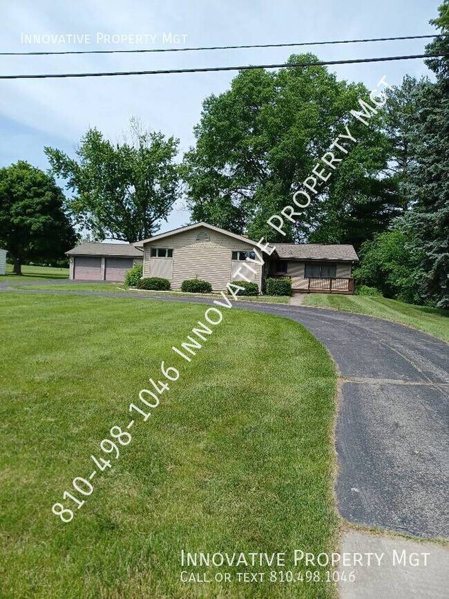 Building Photo - 3 Bedroom, 2 bath large lot and 2.5 car ga...