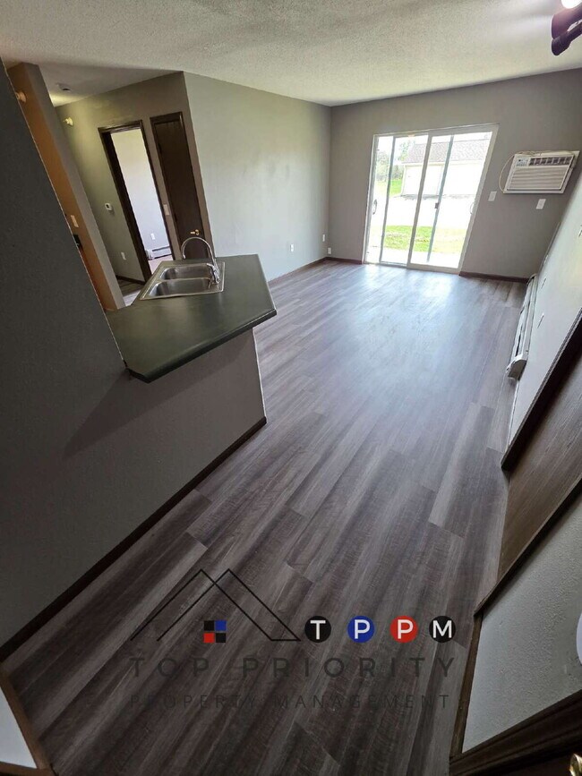 Foto del edificio - 3 Bedroom | 2 Bathroom Unit Available RIGH...