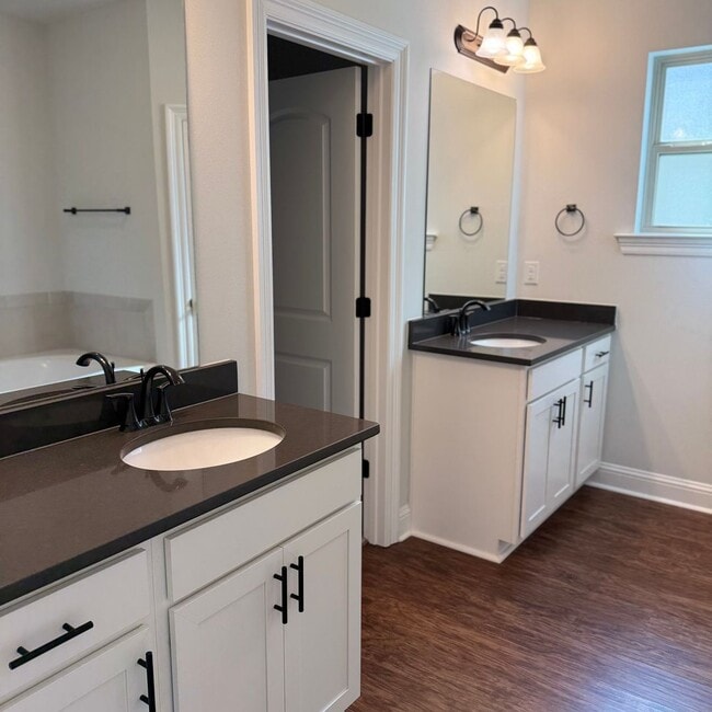 Building Photo - Beautiful 3BR / 2.5BA Townhouse Just 4 Miles from LSU!  Cottages at University Villas