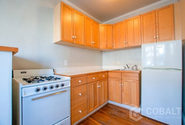 Building Photo - 674 Somerset Terrace NE