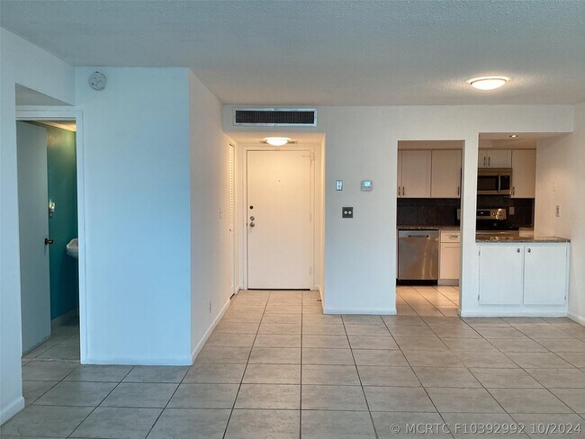 Building Photo - 100 Golden Isles Dr
