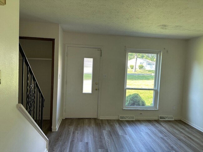 Building Photo - 670 Loomis Ave