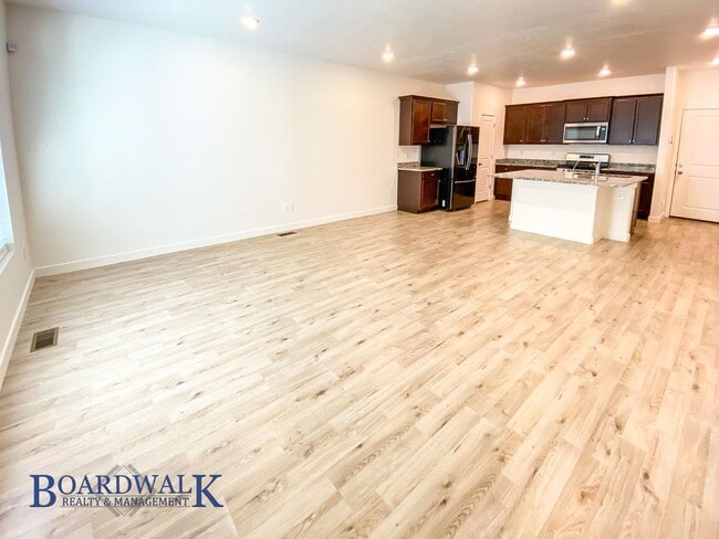 Building Photo - Beautiful 4 bedroom Townhome in West Valley!