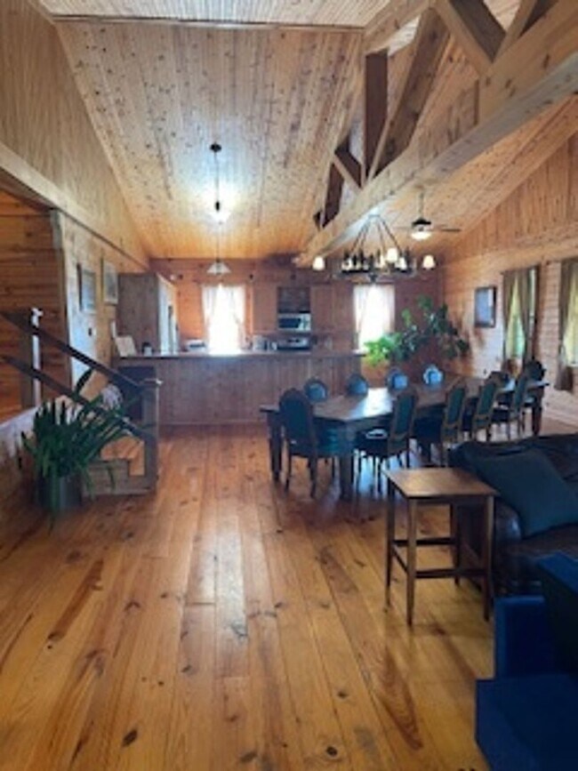 Foto del edificio - 2 Bedroom Condo on horse farm in Springfie...