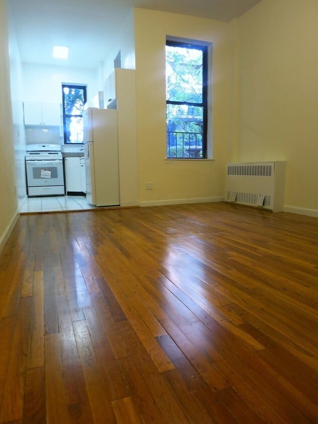 living - 430 E 82nd St