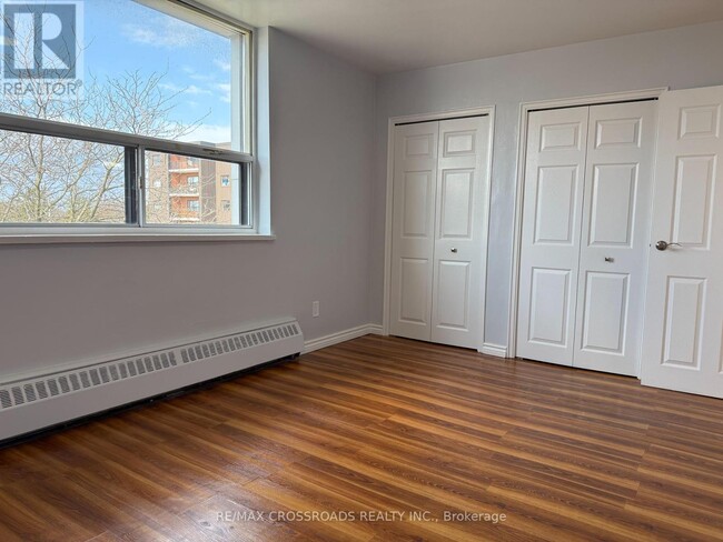 Photo du bâtiment - 363-363 Lakeshore Rd E