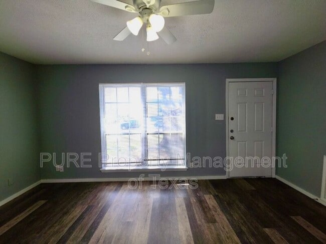 Foto del edificio - 5808 Wellington Dr