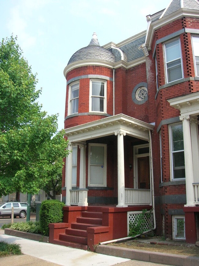 Building Photo - -- APPLICATION PENDING - 3 BR/ 2 BA Large ...