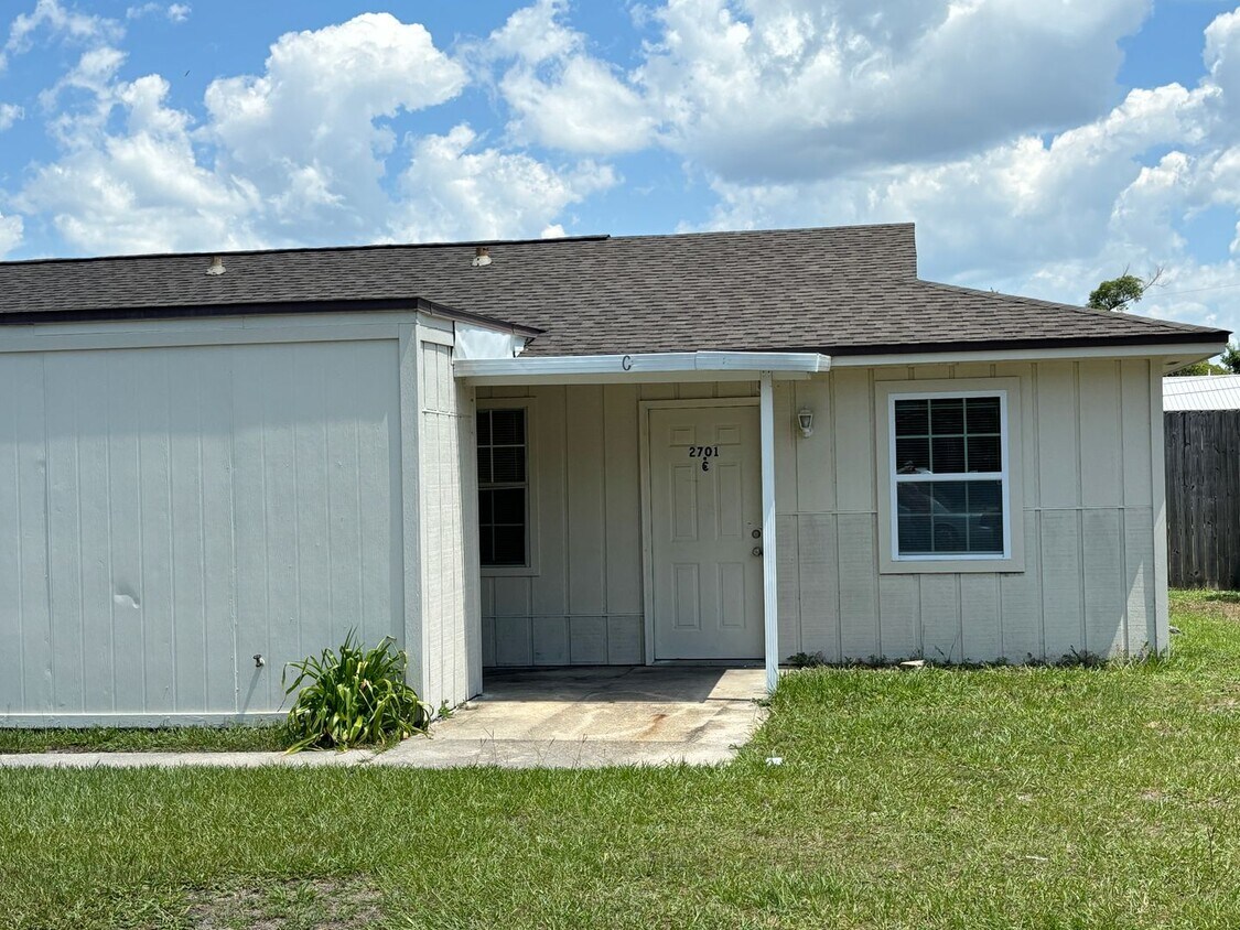 Primary Photo - 2701 E 8th Ct
