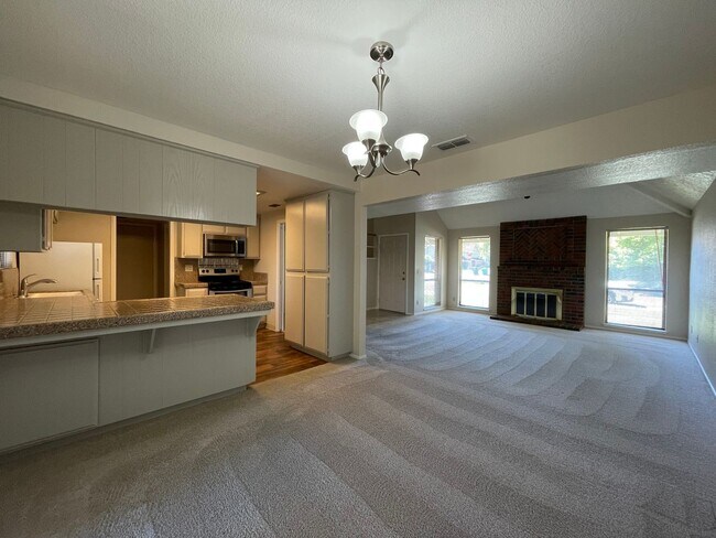 Building Photo - Spacious & Bright 3-Bedroom, 2 and 1/2 Bat...