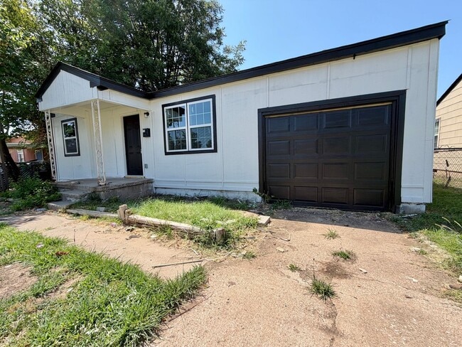 Building Photo - 2 bed 1 bath with garage!