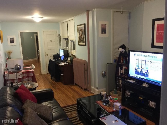 Building Photo - 2 br, 1 bath  - 34 Myrtle St Apt 2