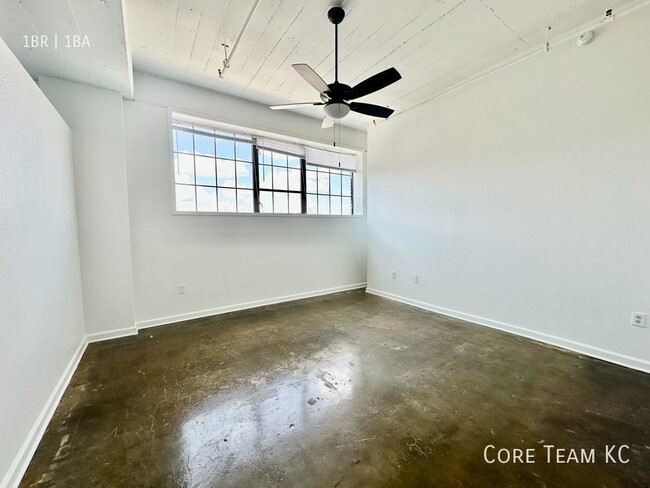 Building Photo - 1 Bedroom Loft Right by the River Market!