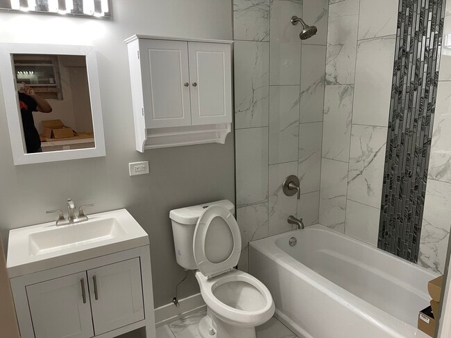 Baños - 6420 S Saint Lawrence Ave