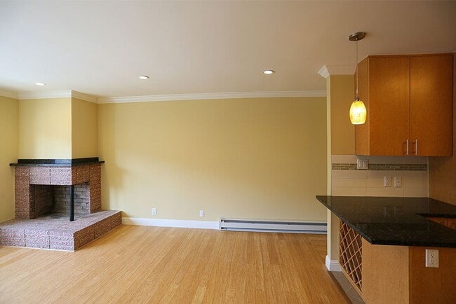 Building Photo - 232 21st Ave