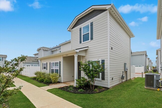 Foto del edificio - Clean & Modern Townhome with No Carpet and Lawn Service Included