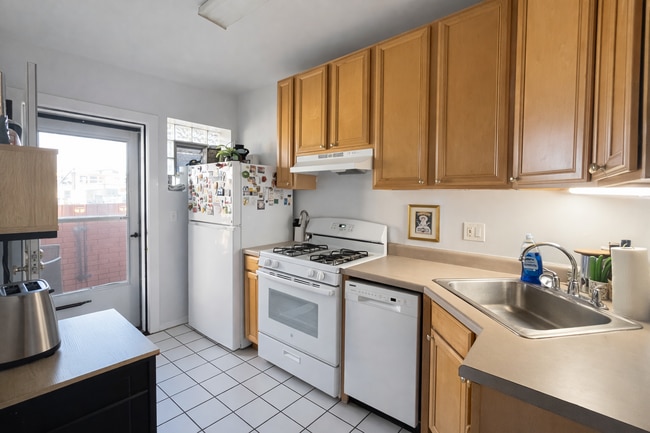 Building Photo - 2461 N Clark St