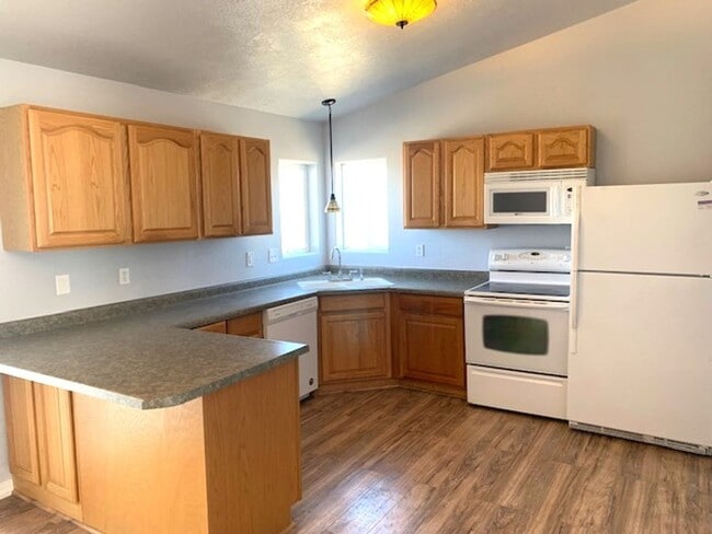 Building Photo - 3 bedroom home in Spring Creek with a garage