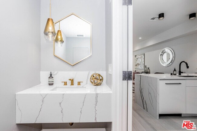 Foto del edificio - 105 S Doheny Dr