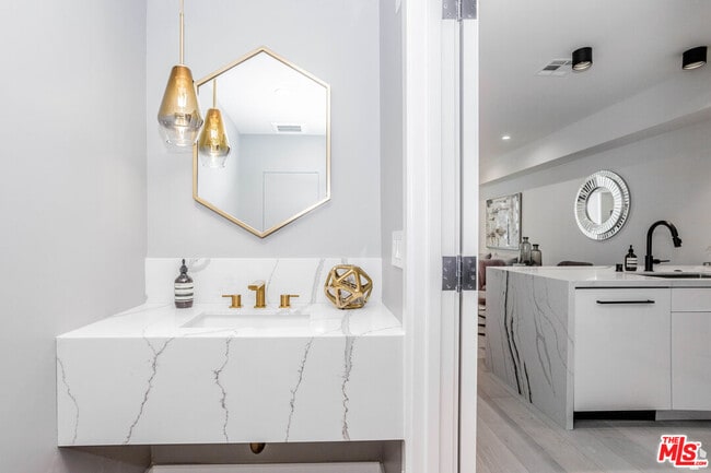 Building Photo - 105 S Doheny Dr