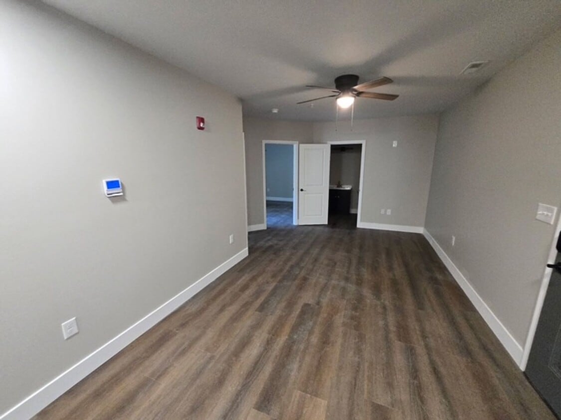Building Photo - 1 Bedroom/1 Bath Newly Renovated Apartment for Lease