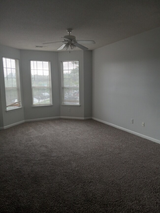 Foto del edificio - 7602 Creekside Ln