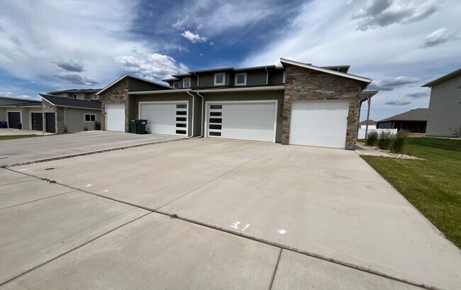 Foto del edificio - Stunning 5 Bed/2.5 Bath Twinhome For Rent in West Sioux Falls!