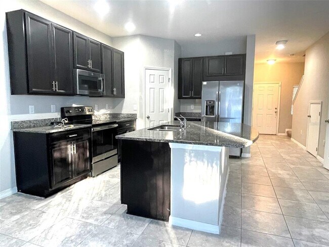 Building Photo - 7111 Summer Holly Pl