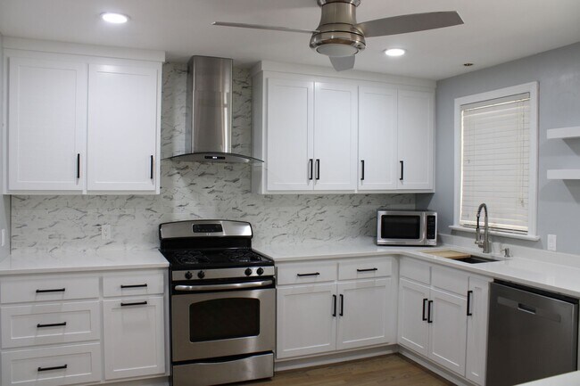 Foto del edificio - 1404 Woodside Dr W