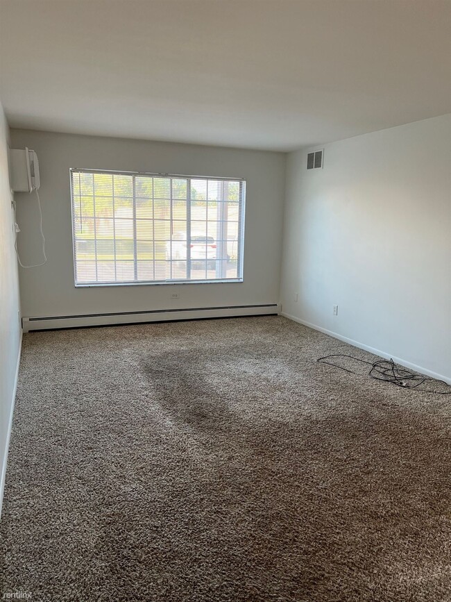 Building Photo - 1 br, 1 bath Condo - 21464 Beaconsfield St...