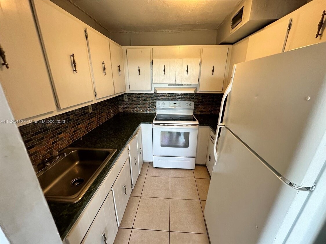 6675 W 4th Ave Unit 402, Hialeah, FL 33012 Condo for Rent in Hialeah