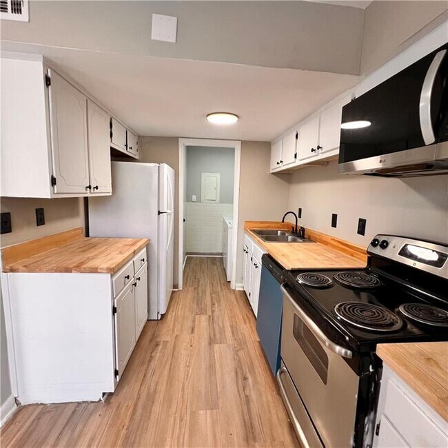 Foto del edificio - 3254 Strawberry Ln
