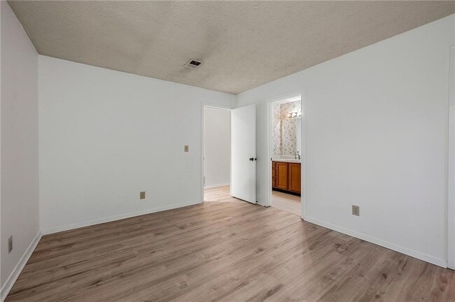 Foto del edificio - 1306 McClelen Way