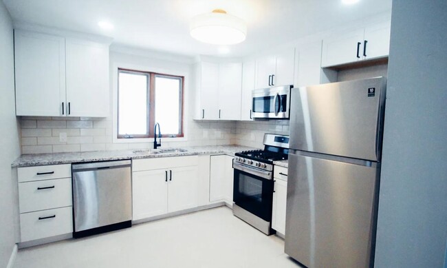 Kitchen with Granite Countertops - 532 Tacoma Ave
