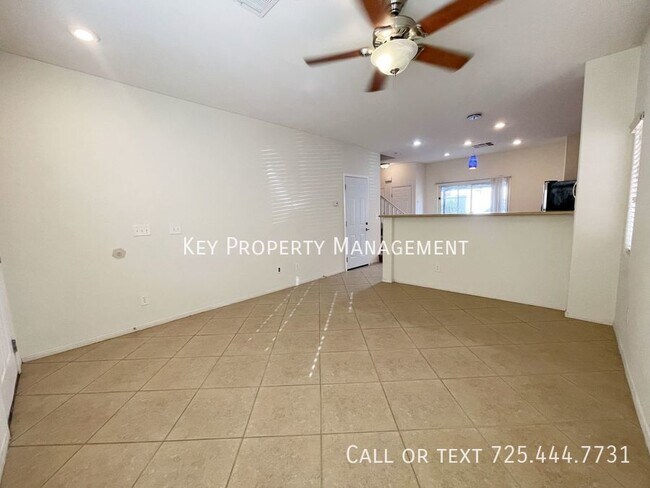 Foto del edificio - 2 PRIMARY BEDROOMS, 2.5 BATH HOME RIGHT OF...