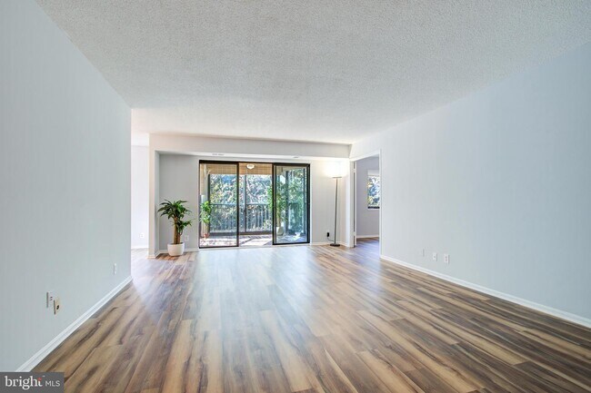 Foto del edificio - 5902 Mt Eagle Dr