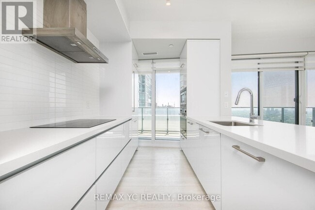 Building Photo - 2221 Yonge St