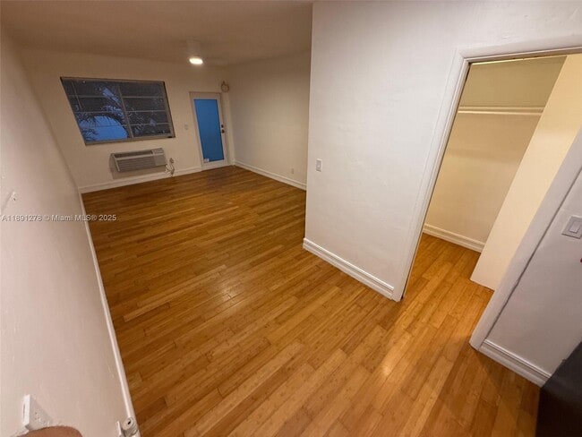 Foto del edificio - 7315 Byron Ave