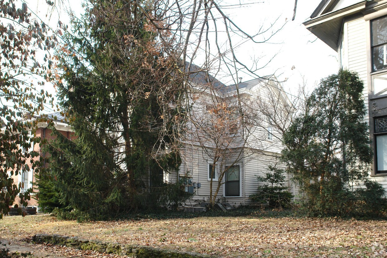 Foto del edificio - 136 N Bayly Ave
