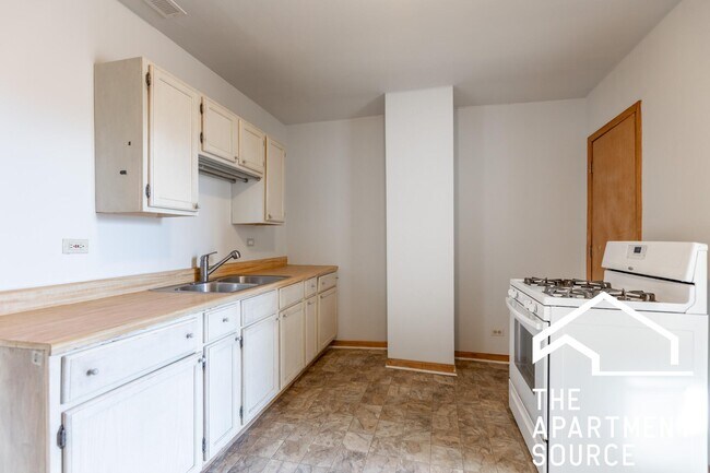 Foto del edificio - Large Pilsen 2 Bedroom Apartment