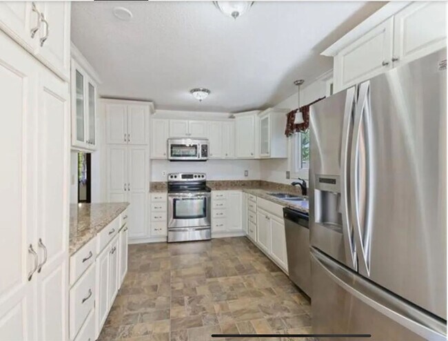 Building Photo - Spacious 3 bedroom home with a large Yard. Come see for yourself!