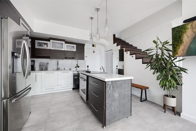 Building Photo - 690 SW 1st Ct