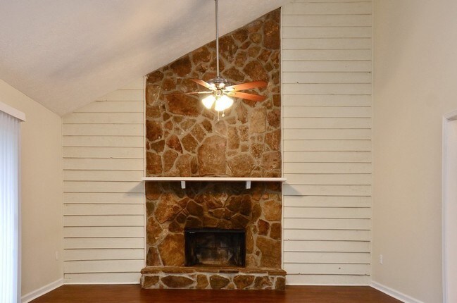 Building Photo - 6601 Valley Hill Dr SW