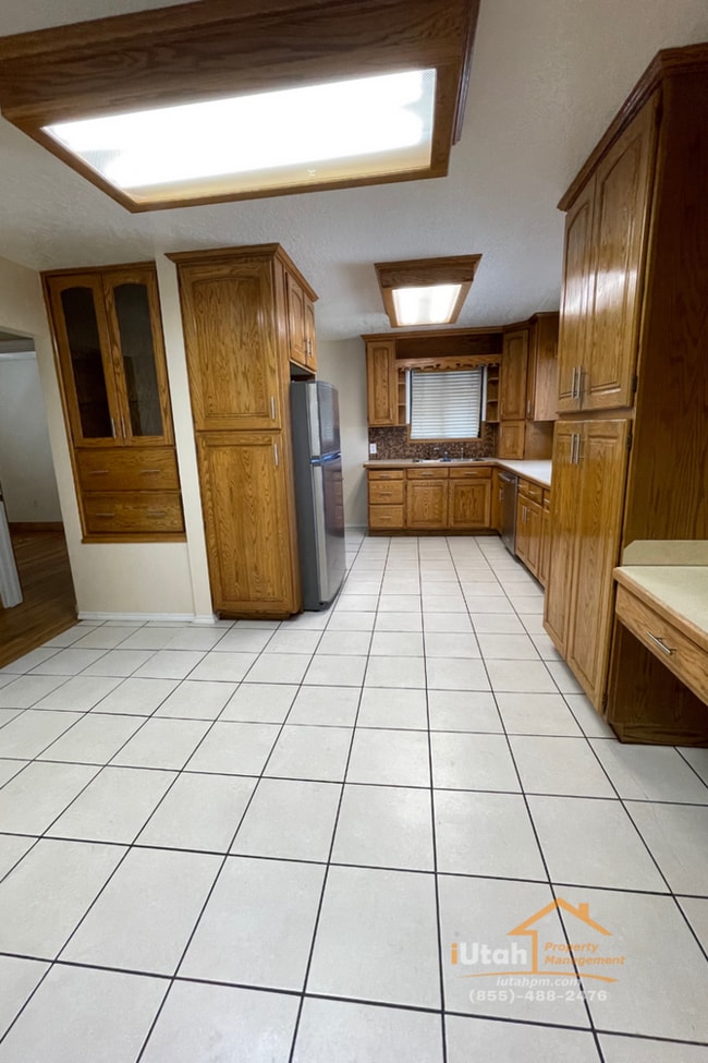 Building Photo - 4 bdrm 2 bth Home